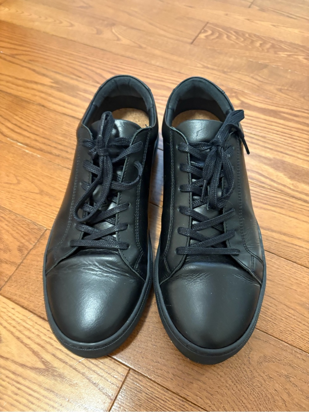 Minimalist leather court sneakers
Men size 43